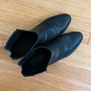 2pars of boots! One pair of black and one pair of tan boots from target